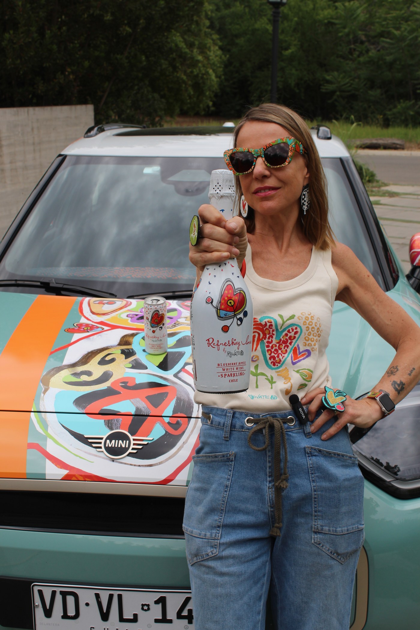 Renate Neumann con Refreshing Love frente al MINI Cooper que pintó